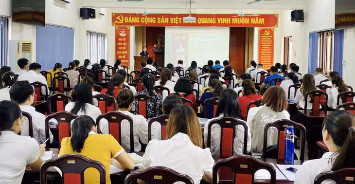 Quang cảnh lớp bồi dưỡng lý luận chính trị dành cho đối tượng kết nạp Đảng đợt 7, năm 2022 trên địa bàn thành phố Hạ Long.