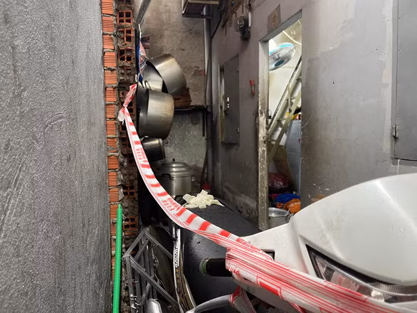 3 người chết, một người nguy kịch trong phòng trọ, nghi do ngạt khí - Ảnh 2.