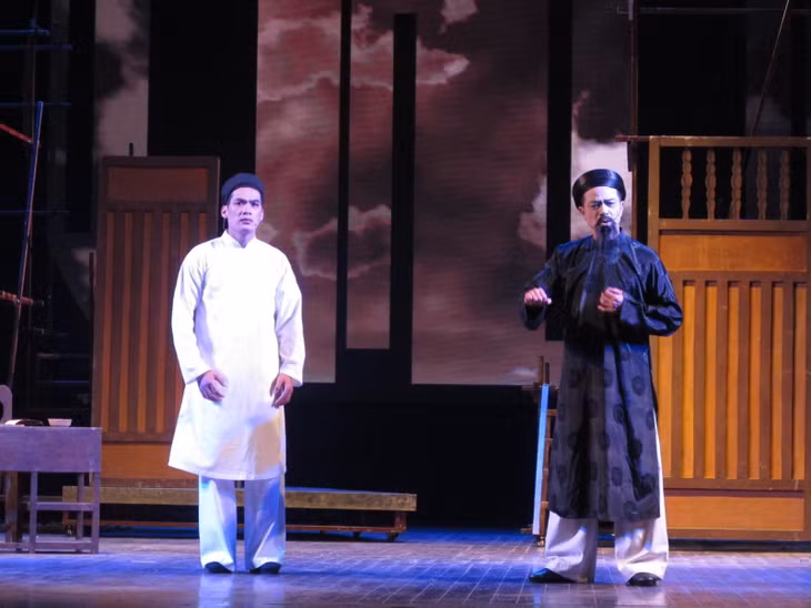 Cảnh trong vở “Nợ nước non”. Ảnh: TH