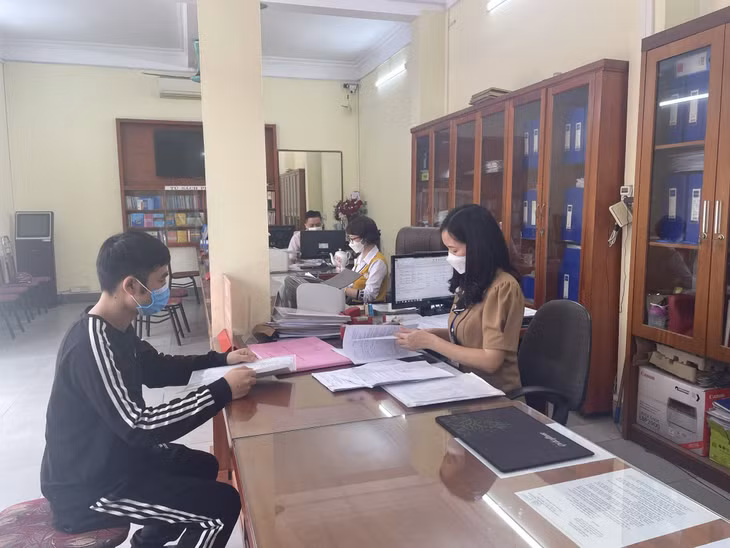 Cán bộ phường Cẩm Đông giải quyết thủ tục hành chính cho người dân.
