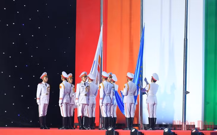 Nghi thức hạ cờ Liên đoàn Thể thao Đông Nam Á và cờ SEA Games 31 (Ảnh: TRẦN HẢI)