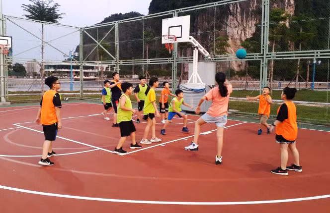 Dịp hè này, Cung Văn hóa Thanh thiếu nhi đã thực hiện cải tạo, mở rộng sân tập bóng rổ tạo điều kiện tập luyện tốt nhất cho thanh thiếu nhi.