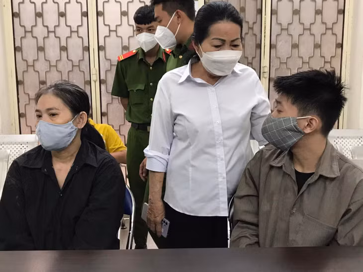 Luật sư bảo vệ quyền lợi động viên bị cáo Quynh tai tòa.