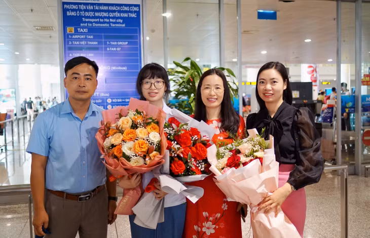 Các thầy cô giáo Trường THPT Chuyên Hạ Long vui mừng đón Mai Anh trở về từ kỳ thi.