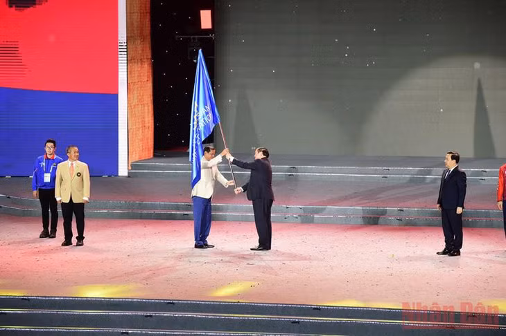 Nghi thức trao cờ cho nước chủ nhà SEA Games 32 (Ảnh: TRẦN HẢI)