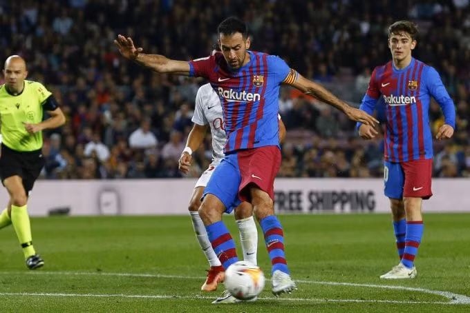 Busquets đang mắn duyên làm bàn, với bàn thứ hai trong năm trận gần nhất trên mọi đấu trường. Trong ảnh là tình huống tiền vệ này nhân đôi tỷ số cho Barca trước Mallorca. Ảnh: AS