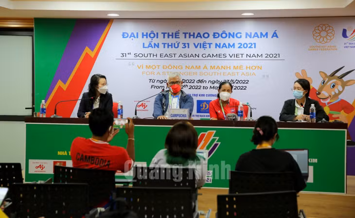 HLV Trưởng ĐT nữ Campuchia ông Park Vuthy dự buổi họp báo sau trận đấu.