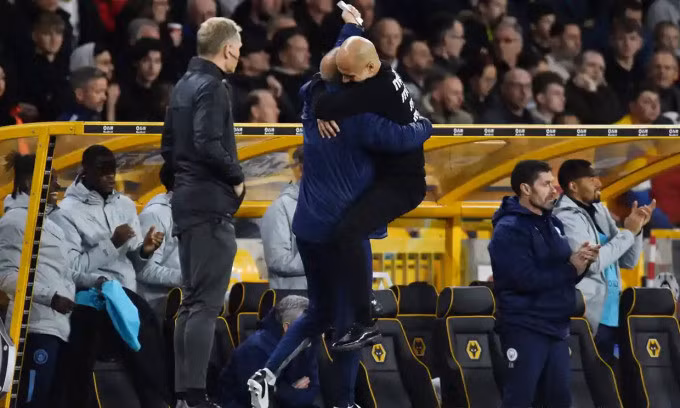 Guardiola nhảy lên ôm chầm lấy trợ lý Rodolfo Borrell sau khi De Bruyne ghi bàn thứ tư. Ảnh: Reuters