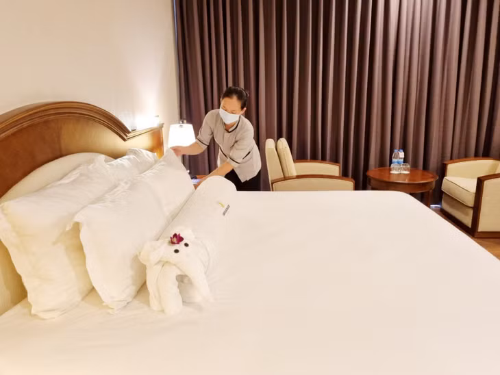 Nhân viên Khách sạn Sài Gòn - Hạ Long trang trí buồng phòng sạch đẹp, bắt mắt phục vụ du khách.