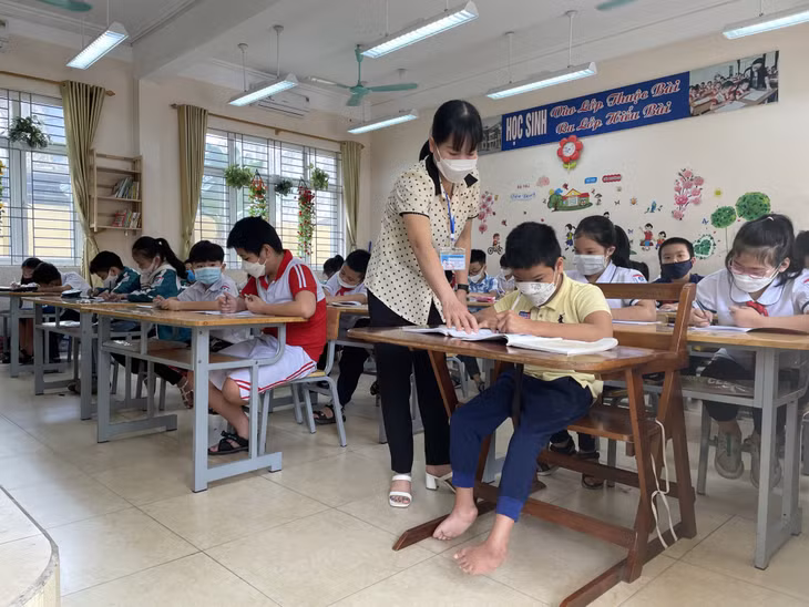 Cô giáo Phạm Thanh Huyền, Trường Tiểu học Cẩm Trung, luôn chỉ bảo, hỗ trợ tận tình học sinh, nhất là học sinh khuyết tật.
