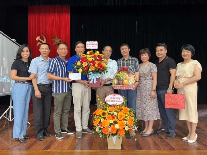 Nghệ sĩ Đỗ Kỷ cùng bạn bè, đồng nghiệp trong bữa tiệc về hưu. Ảnh do nghệ sĩ Lan Hương đăng tải lên Facebook cá nhân.
