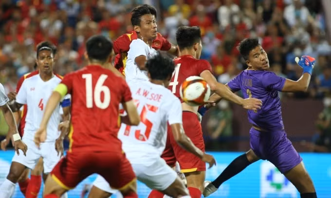 Những pha ra vào tự tin của thủ thành Pyae Phyo Thu là điểm tựa cho hàng thủ Myanmar. Ảnh: Lâm Thỏa.
