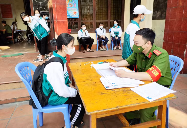 Công an phường Quang Trung thực hiện các bước cấp CCCD và mã định danh điện tử cho học sinh cuối cấp 2 và cấp 3 trên địa bàn phường.