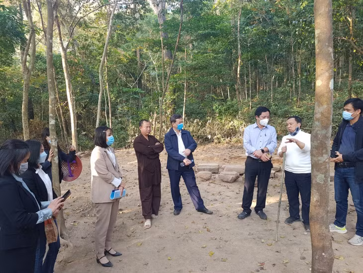 Các nhà khoa học trao đổi tại hiện trường khai quật khảo cổ chùa Thanh Mai. Ảnh: Bùi Thị Giang (Sở VH-TT)