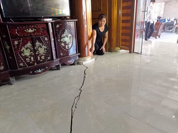 Vết nứt xuất hiện ở giữa nhà bà Sầm Thị Nga ở bản Na Hiếng.