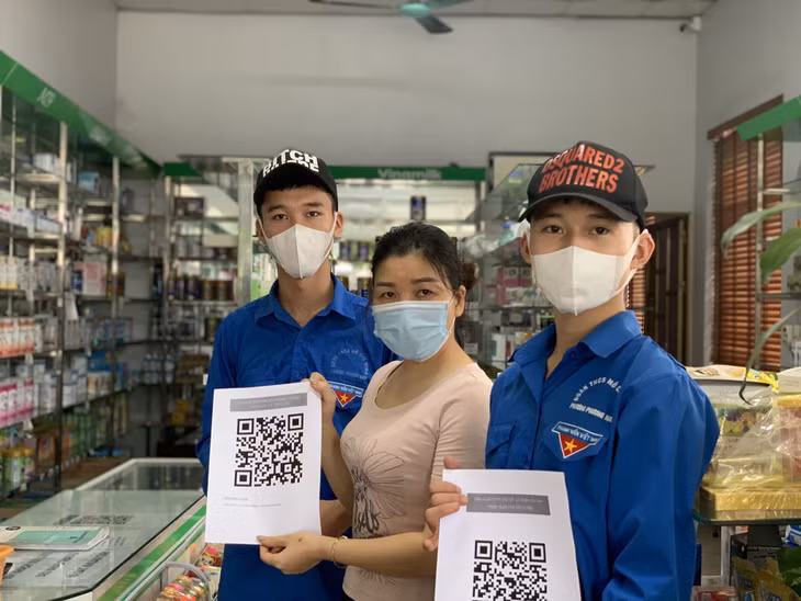 ĐVTN TP Uông Bí ra quân tạo và dán mã QR-Code tại các cơ sở thời điểm dịch Covid-19 diễn biến phức tạp.