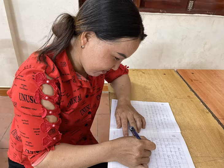 Chị Voòng Thị Hồng, thôn Khe Lẹ, xã Hà Lâu, chăm chỉ viết những đoạn văn ngắn trên vở ô ly.