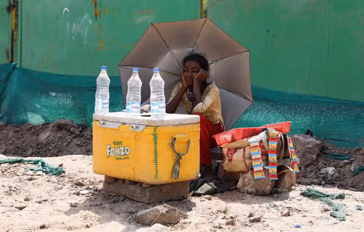 Cô bé bán nước dưới nắng nóng ở New Delhi. (Ảnh: CNN)