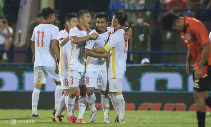 Cầu thủ Việt Nam mừng bàn nâng tỷ số lên 2-0 trên sân Việt Trì, Phú Thọ tối 15/5. Ảnh: Lâm Thoả