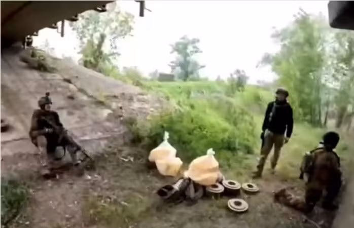 Binh sỹ Ukraine chuẩn bị cho nổ tung một cây cầu ở Severodonetsk để ngăn đà tiến của phía Nga. Ảnh: Reuters
