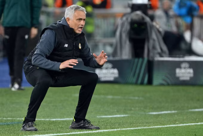 Mourinho chỉ đạo các cầu thủ Roma trong trận thắng Leicester. Ảnh: FI