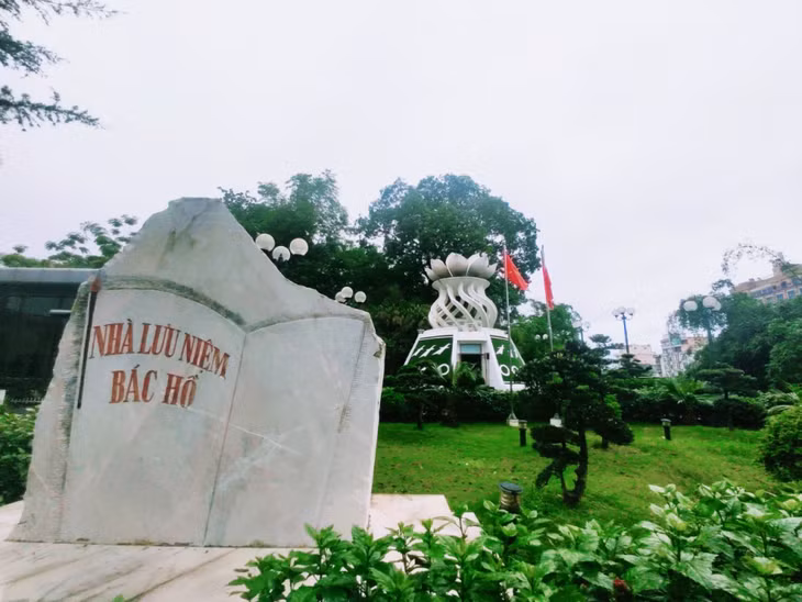 Một góc khuôn viên Nhà lưu niệm Bác Hồ tại Cửa khẩu quốc tế Móng Cái.
