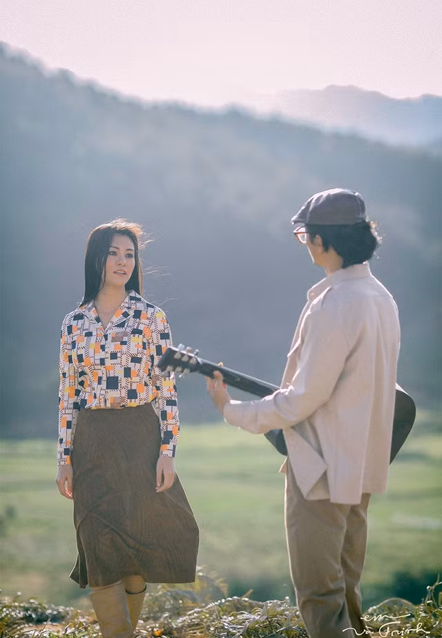 Để hóa thân chân thật Khánh Ly thời trẻ, ca sĩ Bùi Lan Hương đã phải cạo sạch lông mày, xem các tư liệu và đọc tự truyện của nữ danh ca.