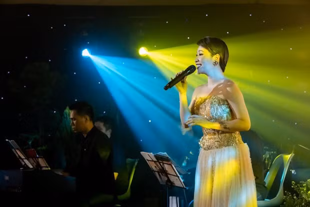 Uyen Linh-Trung Quan Idol se mo man chuoi dem nhac 'Amo La Musica' hinh anh 1