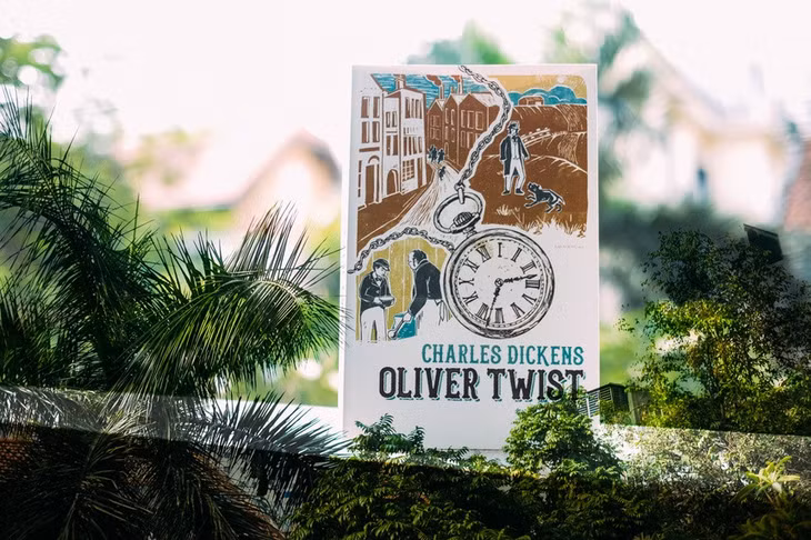 Kể về tuổi thơ cơ cực của cậu bé Oliver Twist, cuốn tiểu thuyết cùng tên của Charles Dickens đã dựng nên một bức tranh toàn cảnh về xã hội Anh thời bấy giờ và tinh thần lạc quan, luôn cố gắng hướng đến những điều tốt đẹp trong cuộc sống của cậu bé 9 tuổi.