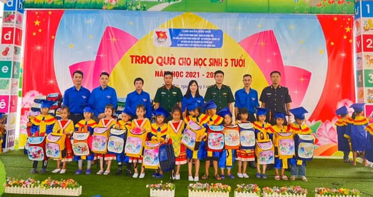 Chi đoàn Đồn Biên phòng Quảng Đức phối hợp với Cụm Đoàn biên giới huyện Hải Hà tặng quà tại Trường Mầm non Quảng Đức.