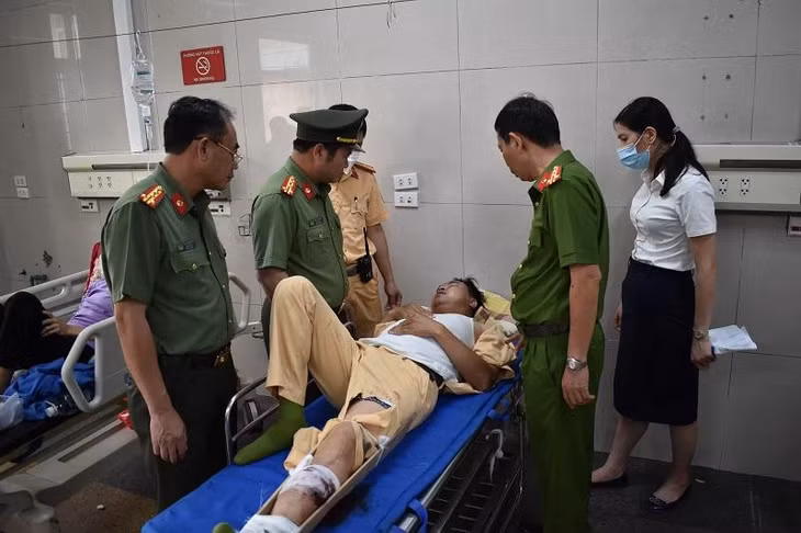 Ban lãnh đạo Công an tỉnh Ninh Bình thăm cán bộ làm nhiệm vụ bị thương