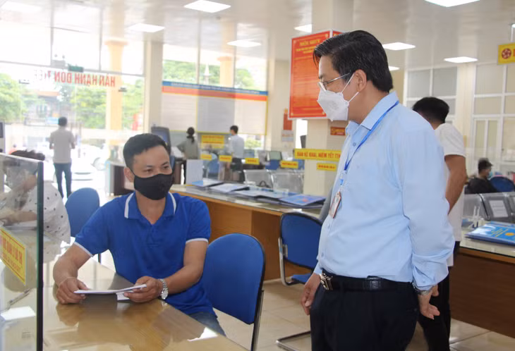 Đồng chí Trần Văn Tuấn, Giám đốc Trung tâm Hành chính công TX Đông Triều, thường xuyên trò chuyện với công dân để kịp thời nắm bắt kiến nghị, phản ánh.