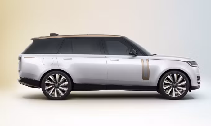 Jaguar Land Rover triệu hồi Range Rover 2022 bởi cảm biến trước có thể bị lỏng khi vận hành, có thể làm kích hoạt túi khí không mong muốn. Ảnh: Land Rover.