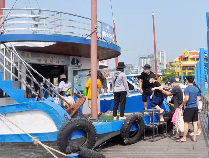 Do lượng khách chưa ổn định nên nhiều chủ tàu du lịch lựa chọn sử dụng lao động gia đình hoặc thuê lao động thời vụ để tiết giảm chi phí.
