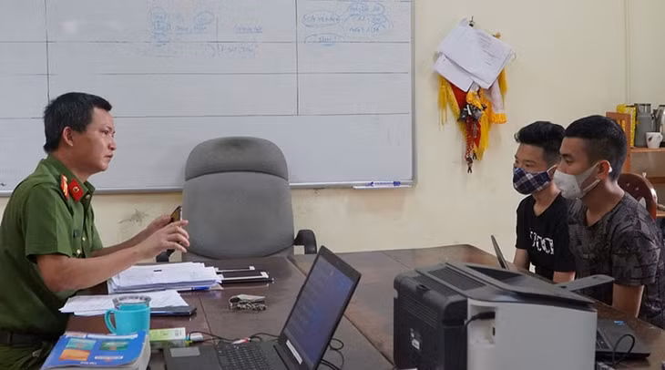 Cảnh sát lấy lời khai của 2 đối tượng.