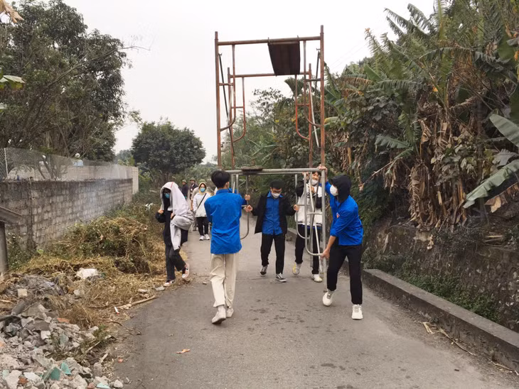 Đoàn viên, thanh niên phường Cẩm Phú, TP Cẩm Phả đóng góp hỗ trợ lắp đặt bóng đèn.