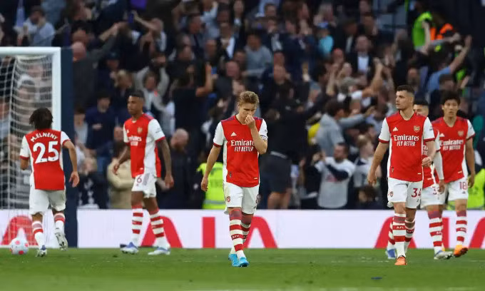 Cầu thủ Arsenal buồn sau bàn thua thứ hai trong trận đấu chủ nhà Tottenham ngày 12/5. Ảnh: Reuters