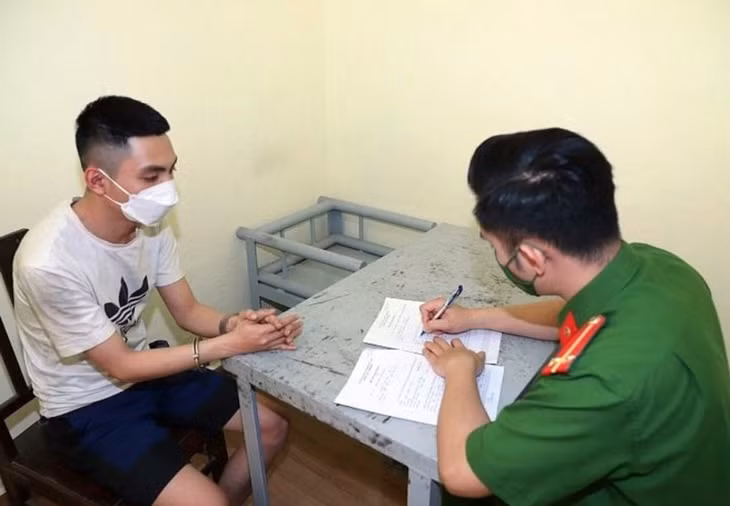 Công an quận Hồng Bàng, TP Hải Phòng lấy lời khai của đối tượng Trần Hoàng Tiến.