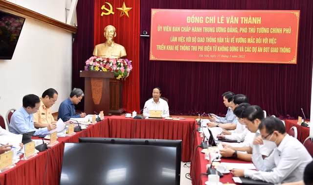 Phó Thủ tướng Lê Văn Thành cho rằng, thời gian qua việc triển khai còn lúng túng, chưa triệt để, chưa đồng bộ, thiếu liên thông, dẫn đến nguy cơ không bảo đảm tiến độ vận hành hệ thống ETC - Ảnh VGP/Đức Tuân