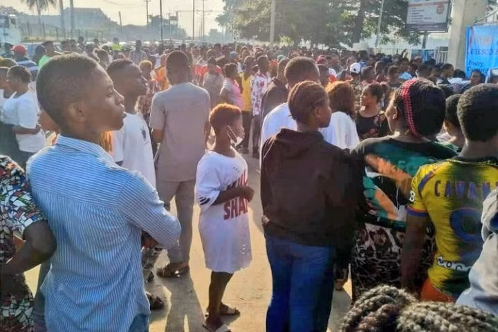 Người dân vây quanh hiện trường vụ giẫm đạp. (Ảnh: Port Harcourt People/ Twitter)