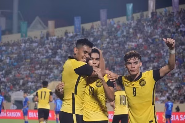 Với lợi thế hơn người, U23 Malaysia đã có bàn san bằng tỷ số. Ảnh: Nguyễn Đăng (Lao Động).