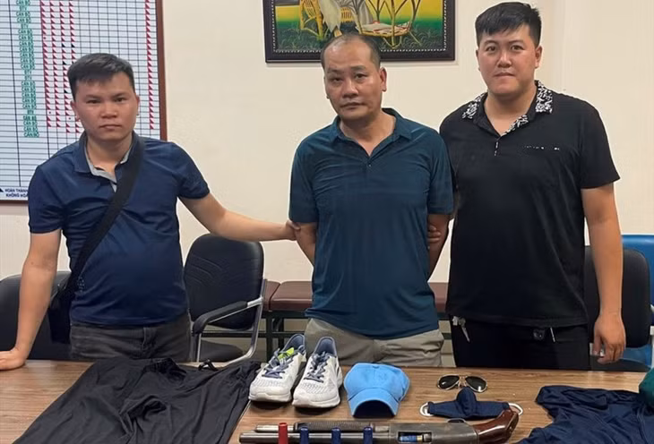 Đối tượng Đào Anh Tuấn (giữa) và tang vật tại cơ quan Công an.