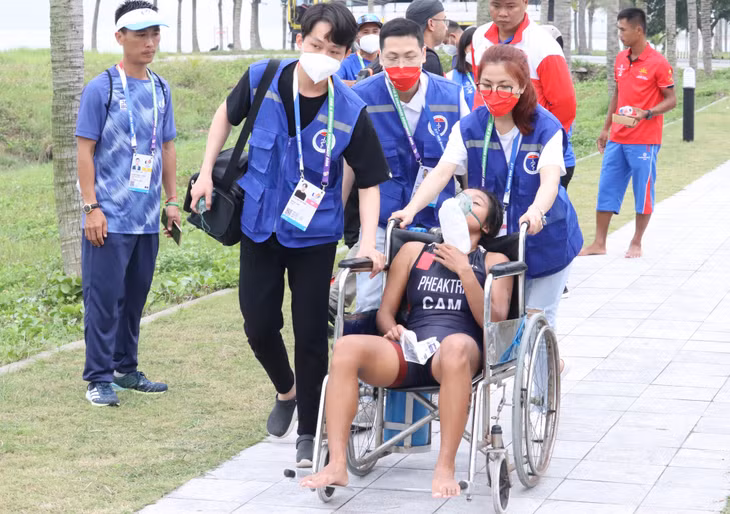 Tổ y tế đưa vận động viên Uon Chanpheaktra của Campuchia về trung tâm cấp cứu ban đầu.