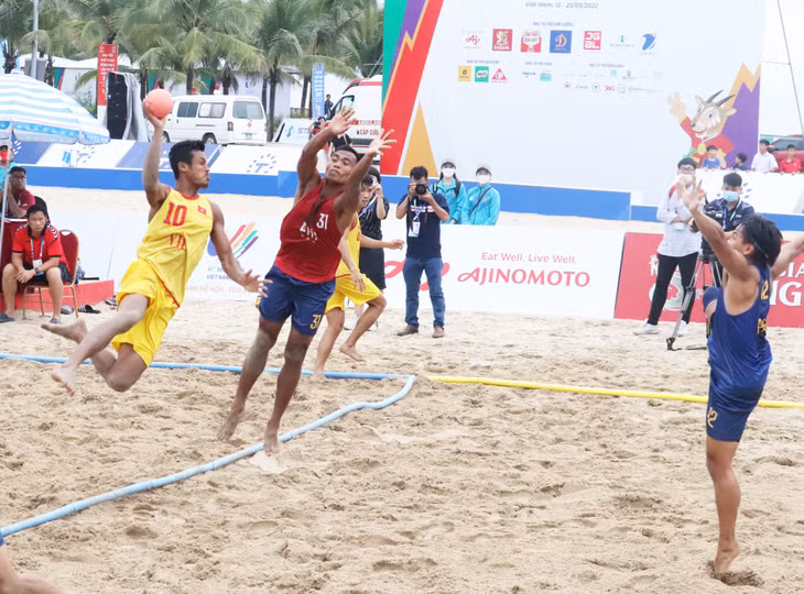 Số 10 La Văn Lớn tiếp tục chơi nổi bật với những pha xoay người trên không ghi bàn đẹp mắt.