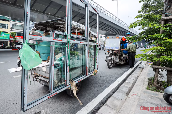 Chỉ sau khoảng 1 tiếng làm nhiệm vụ, tổ công tác của Đội CSGT số 4 đã phát hiện, dừng xử lý hàng loạt "siêu xe vận chuyển". Những chiếc xe này chở từ những bó ống nước dài vượt hơn thân xe cả mét đến khung thép cao lênh khênh.