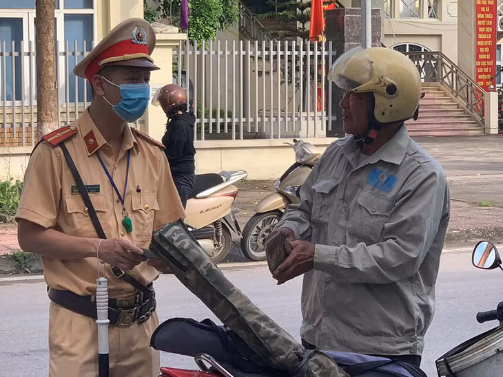 Cán bộ Đội CSGT số 2, Phòng CSGT đường bộ, đường sắt Công an tỉnh Quảng Ninh kiểm tra, nhắc nhở người điều khiển phương tiện tham gia giao thông trên quốc lộ 18 đoạn đi qua địa bàn TP Hạ Long.