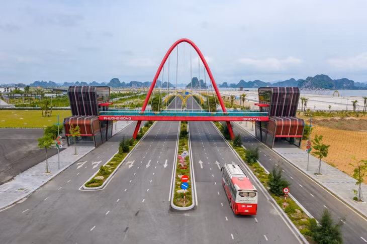 Đường 58m đoạn chạy qua khu đô thị Phương Đông Vân Đồn.