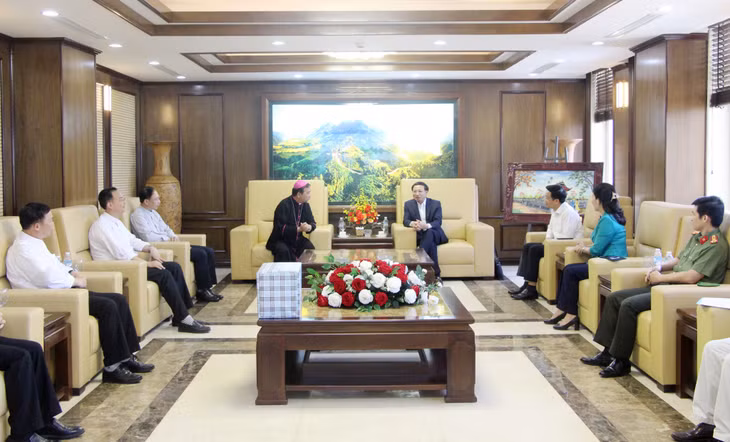 Đồng chí Nguyễn Xuân Ký, Ủy viên Trung ương Đảng, Bí thư Tỉnh ủy, Chủ tịch HĐND tỉnh, tiếp Đoàn Giám mục Hải Phòng.