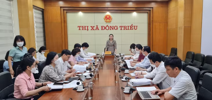 Đồng chí Vi Ngọc Bích, Phó Chủ tịch Thường trực HĐND tỉnh, Trưởng đoàn giám sát, phát biểu tại buổi làm việc tại TX Đông Triều.