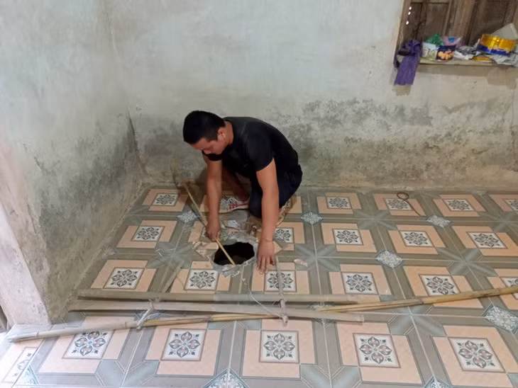 Hố “tử thần” trong nhà ông Lương Văn Trương ở bản Na Hiếng.